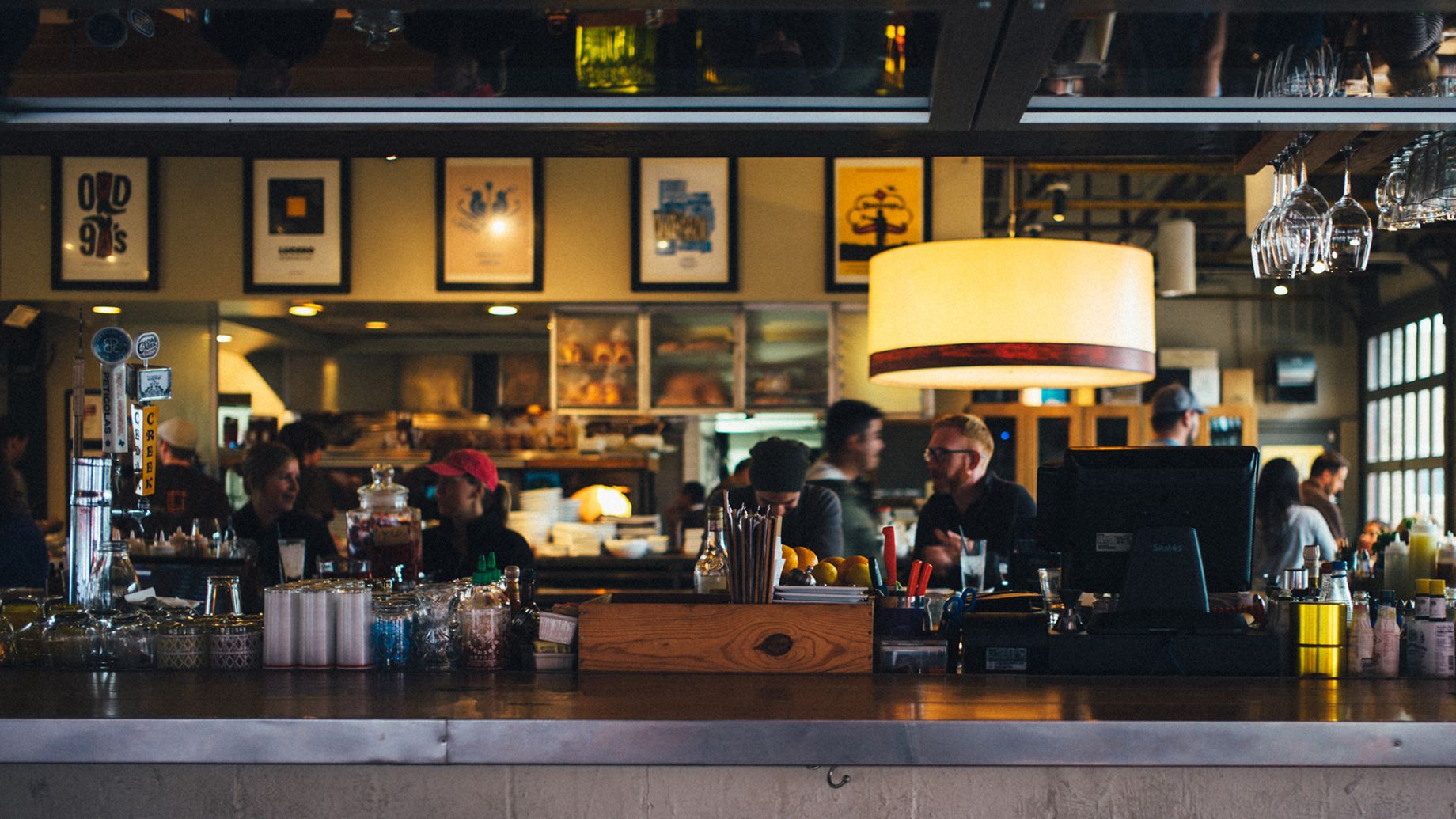personnes qui discutent dans un bar